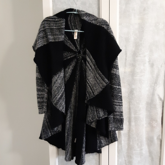 Circle sweater drapey, soft grey and black - Picture 6 of 8